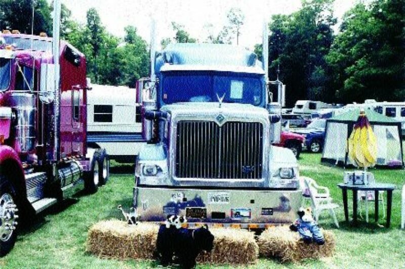 IT'S ALL ABOUT PRESENTATION: Robert Atchison and his wife, Karen, create a scene in front of his 1999 International. Photo by Katy de Vries