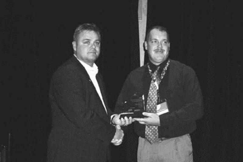 DISPATCH AWARD: Kim Richardson of KRTS (left) presents Paul Poolton of B.J. Bear with the Canadian Dispatcher of the Year Award at the Canadian Recruiting and Retention conference.
