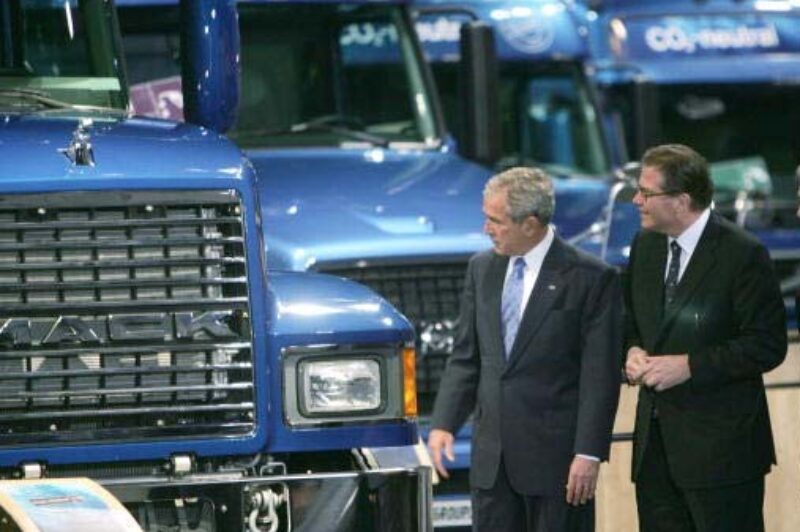 Volvo CEO Leif Johansson guides US President George Bush through the company's exhibit.