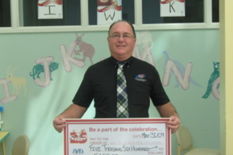TANS chairperson Donald Whynot presents a donation at the IWK Hospital Telethon in May 2009.