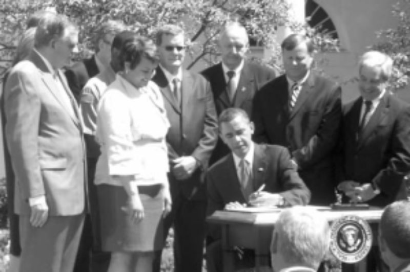government oversight: Industry reps, including Mack/Volvo CEO Denny Slagle (second from right) watch as US President Barack Obama signs a proposal to legislate fuel economy standards for heavy trucks.