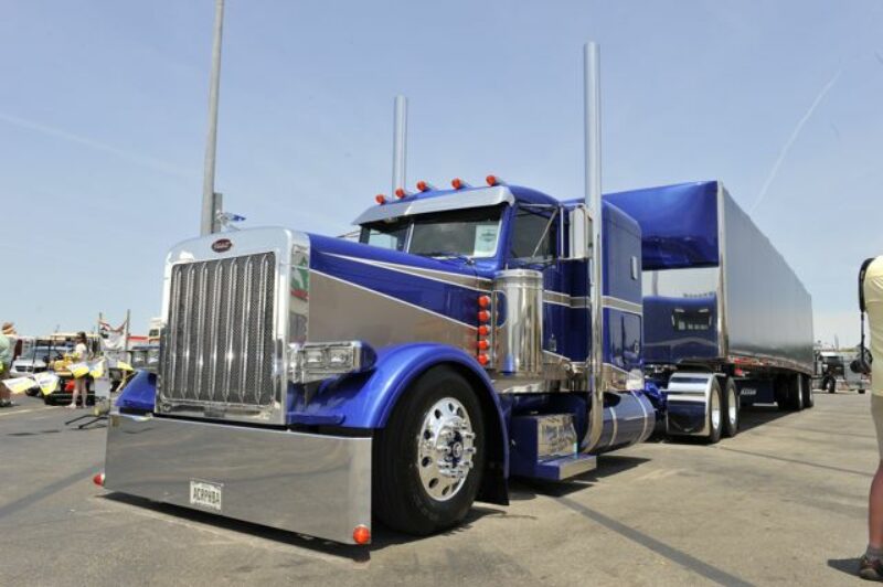 This Pete 379 owned by Jeremy Heiderscheit won Best in Show at this year's Shell Rotella SuperRigs event.