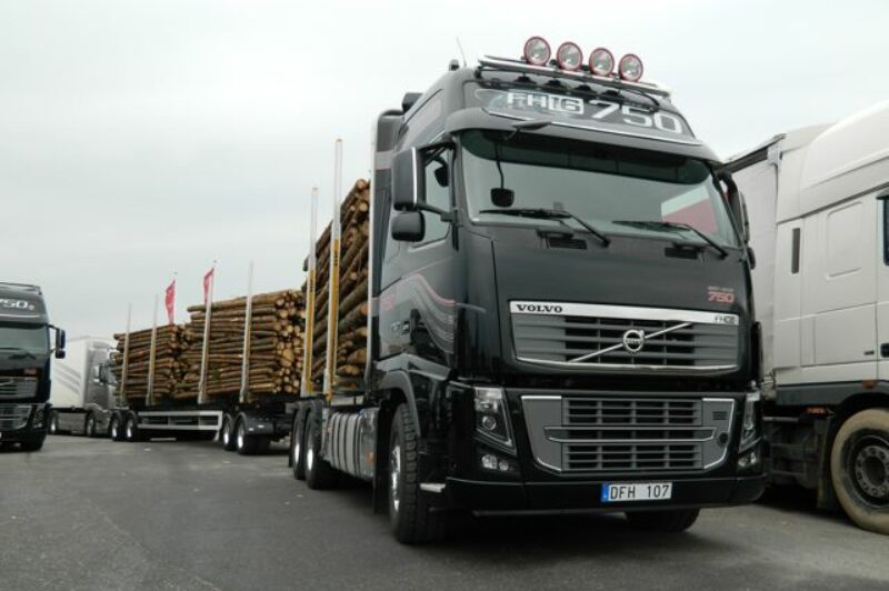Editor James Menzies drove this FH16 750 timber truck. The 750 is currently in pre-production, but is unlikely to be introduced in North America.