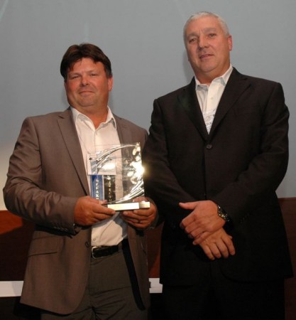 David Marvin of Praxair (left) receives a PMTC-Zurich Private Fleet Safety Award.