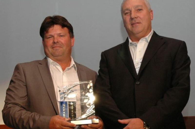 David Marvin of Praxair (left) receives a PMTC-Zurich Private Fleet Safety Award.
