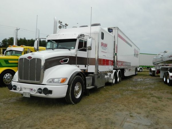 Ron and Dawn Marie Pickles brought their Pete 388 with 100-inch sleeper (including washroom and shower) to SuperRigs, while under load en-route to New York City.