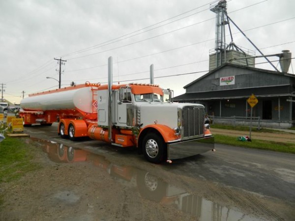 Mother Nature tried her best to keep the trucks dirty, but her efforts were overcome by the determination of the truck owners and showers who relentlessly polished their rigs right up till judging.