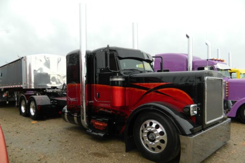 Jonathan Eilen won top prize at Shell SuperRigs for this Peterbilt.