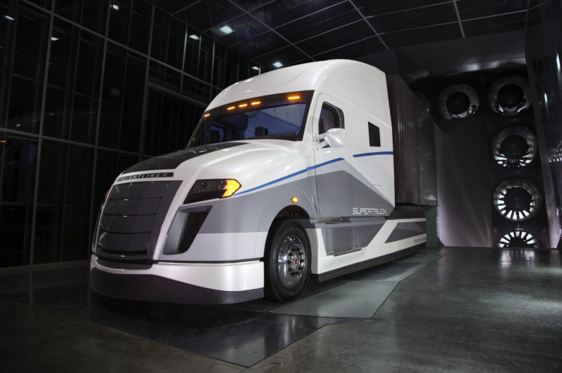 Daimler doubles goals with SuperTruck project article image