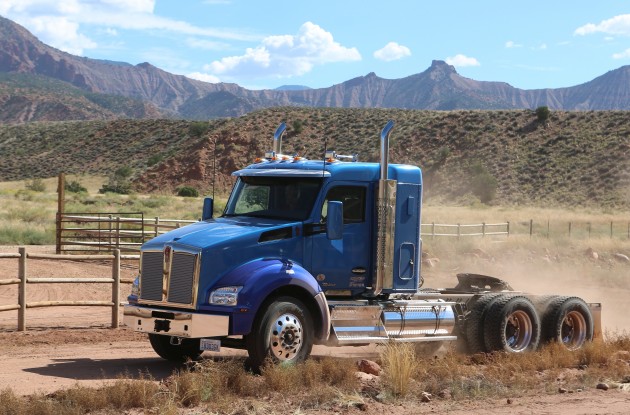 T880 40 inch Sleeper Bulk Hauler5 alternate text for this image