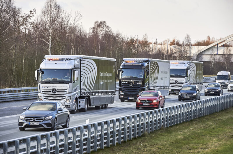 Daimler demonstrates autonomously driven truck platoon article image