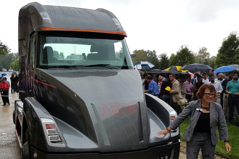 Cummins unveils fully electric day cab tractor article image