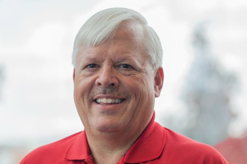 Truck-Lite's Van Riper wins lifetime achievement award article image