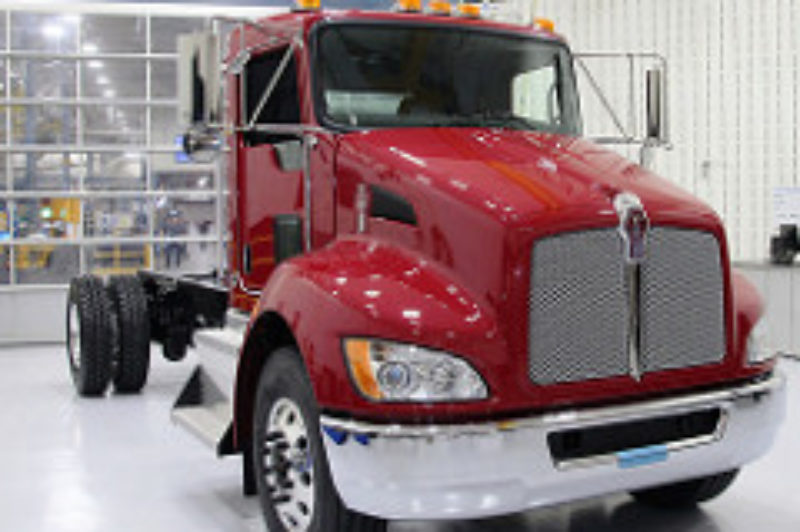 Kenworth Hits Milestone at Canadian Plant article image