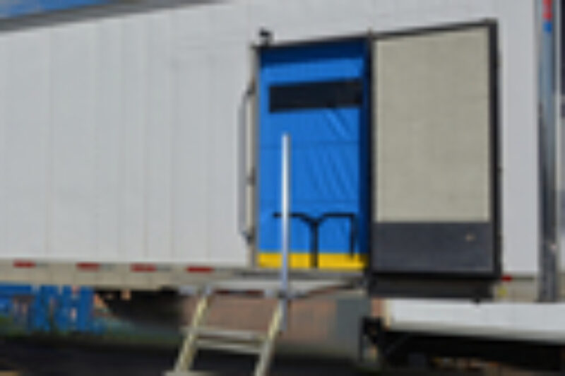 Floor-deployed trailer platform article image