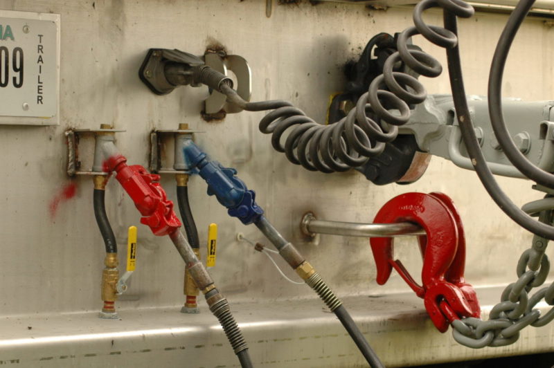 New electrical connectors in the works for tractor-trailers article image