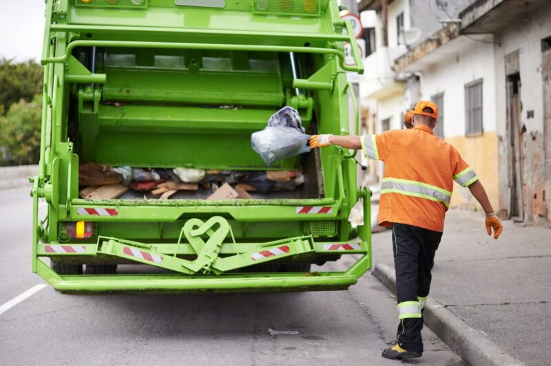 Safety tips for garbage truck drivers article image
