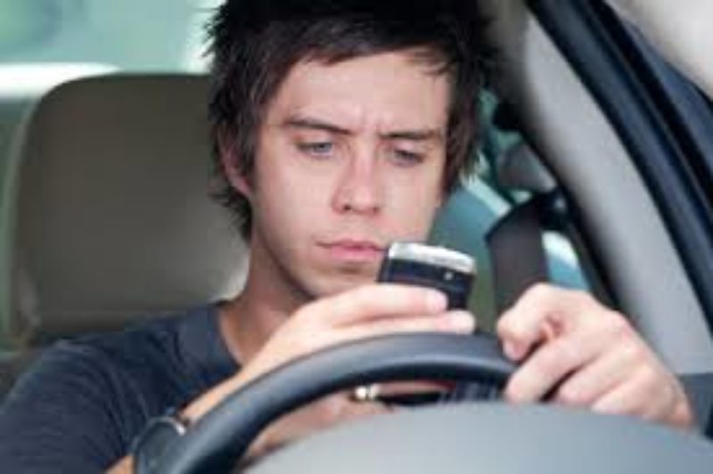 Cell use signals other risky driving behaviors: Study article image