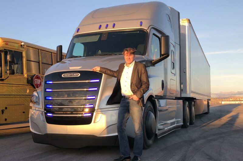 Daimler eyes electric truck production in 2021 article image