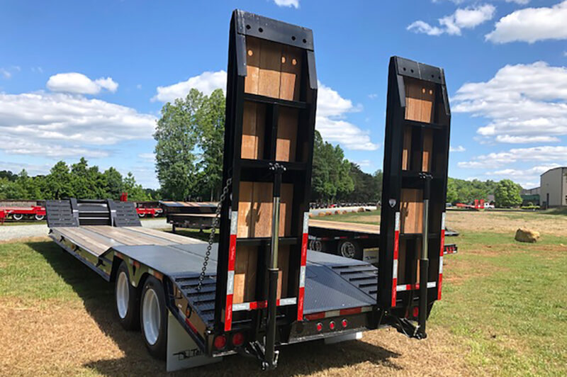 Talbert drop-deck supports small, medium equipment moves article image