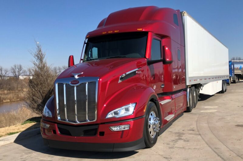 Driving Peterbilt’s New Model 579 Ultraloft tractor article image