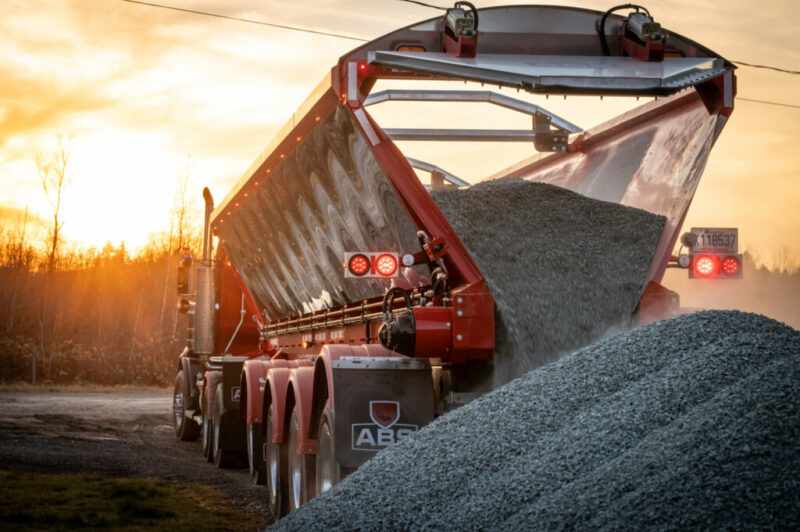 ए.बी.एस. ने हलके लाइव बॉटम ट्रेलरों से पर्दा उठाया article image