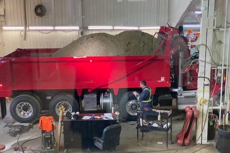 Ontario dump truck market sizzles article image