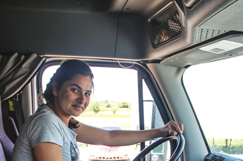 ਟਰੱਕਿੰਗ ਇੰਡਸਟਰੀ ਵਿੱਚ ਪੈਰ ਜਮਾਉਣ ਲਈ ਜੂਝਦੀਆਂ ਔਰਤਾਂ article image