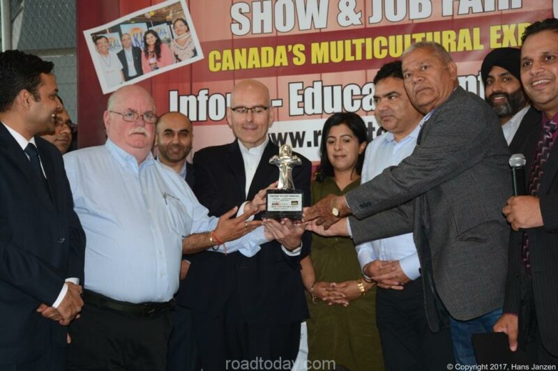 Ontario's Transportation Minister Hon' Steven Del Duca presented with Road Today Leadership Award article image