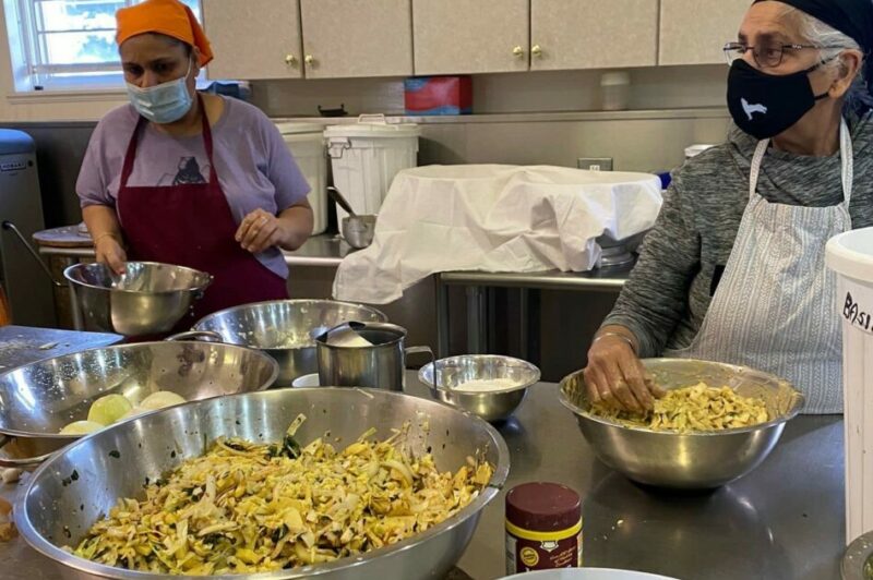 सिख कम्यूनिटी ने फंसे ड्राइवरों के लिए लंगर लगाया, बी.सी. फलड एड के लिए जुटाया पैसा article image