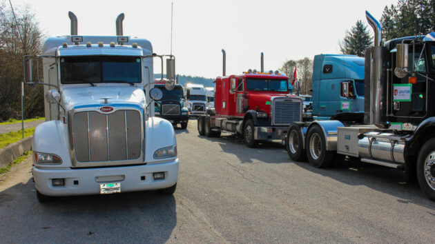 Unifor-Last container trucking company signs onto Unifor pattern alternate text for this image