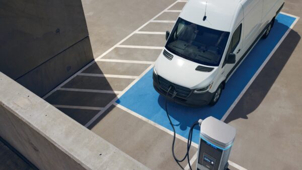 eSprinter_Sideshot_08_PanelVan_Detail-Charging_NAFTA_eciRGB alternate text for this image