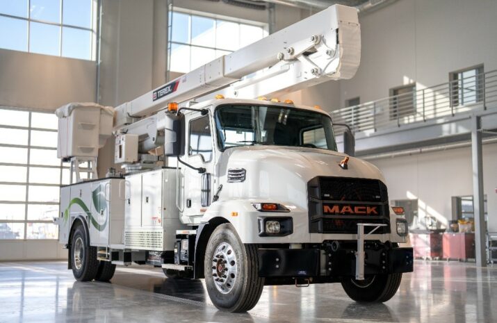 Picture of Mack electric bucket truck