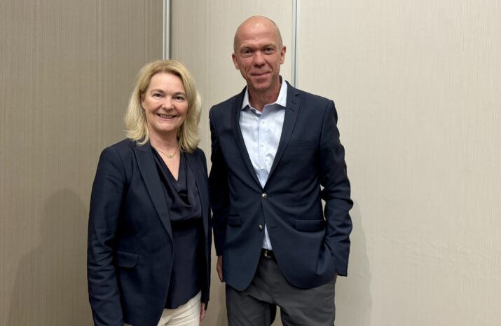Group photo of Catharine Modahl Nilsson, Head of Group Product Management for TRATON and International president CEO Matius Carlbaum