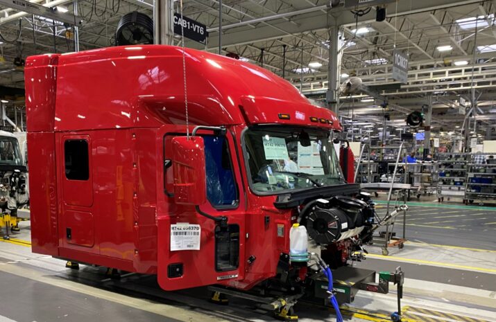 ECONOMIC TRUCKING TRENDS: Spot rates were flat last week, headwinds remain for Class 8 market article image