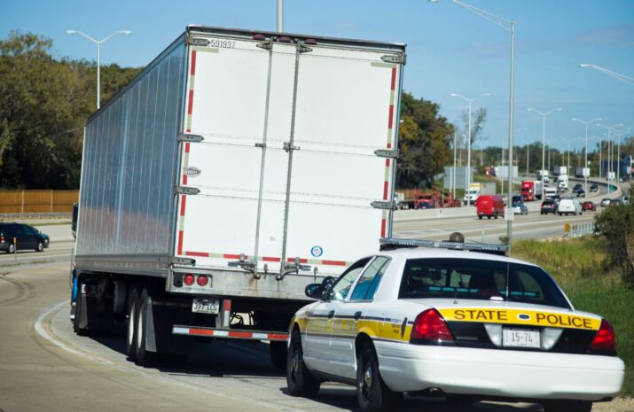 Report identifies US highways where truckers most frequently park on highway ramps for rest article image