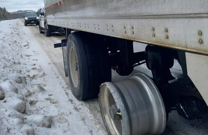 Picture of a trailer without a tire