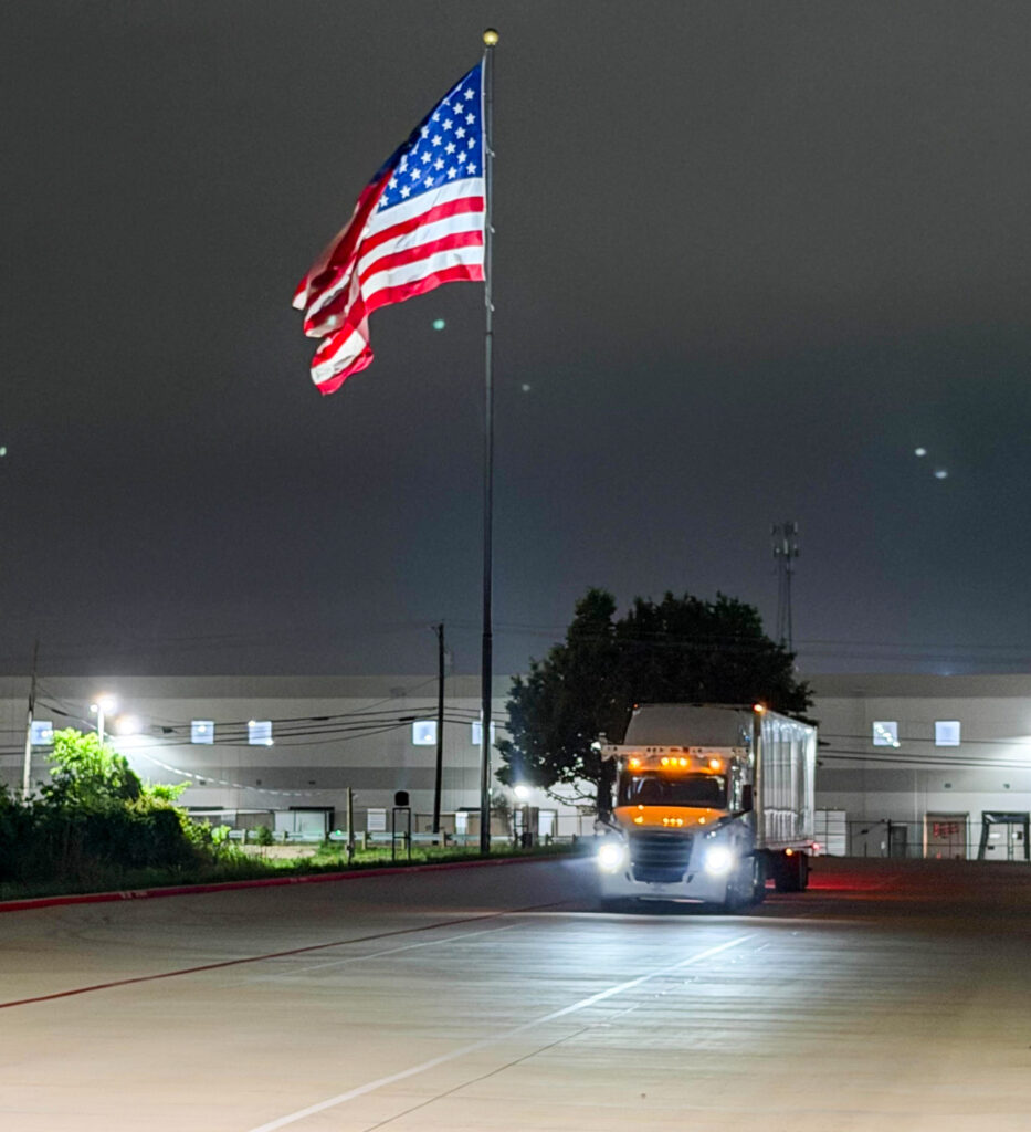 Autonomous, humanless truck on road in Texas delivering load 