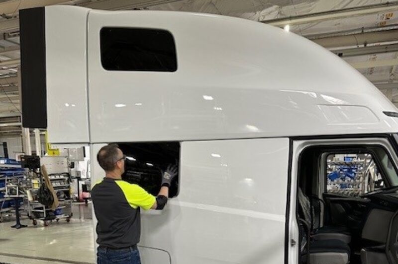 ECONOMIC TRUCKING TRENDS: Spot rates surge, Class 8 orders dip but remain ‘exceptionally strong’ article image