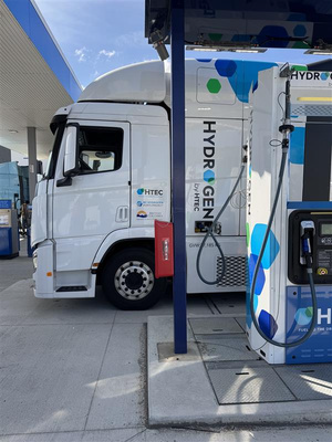 HTEC’s Tsawwassen Heavy-Duty Hydrogen Station fueling a
Hyundai XCIENT