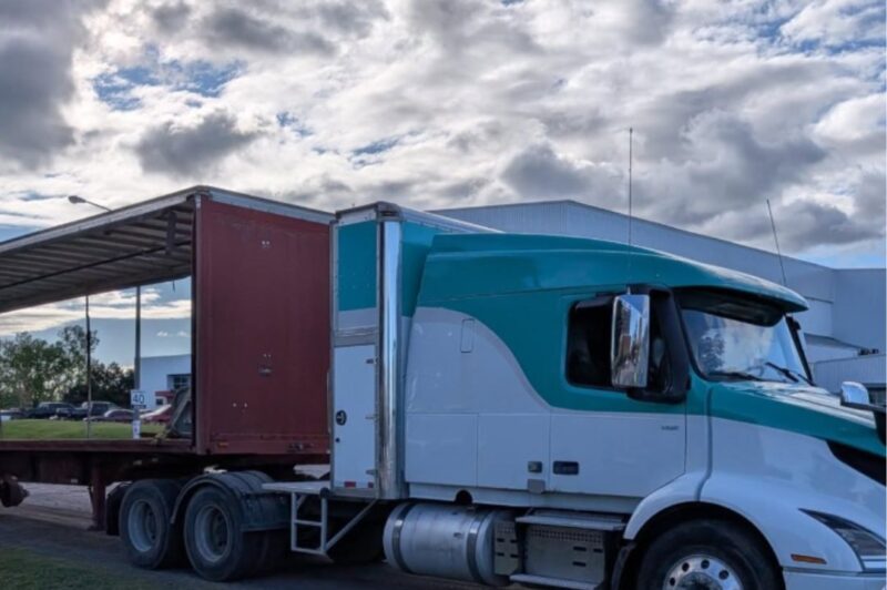 Ottawa Police stop truck hauling trailer with only two wheels remaining article image