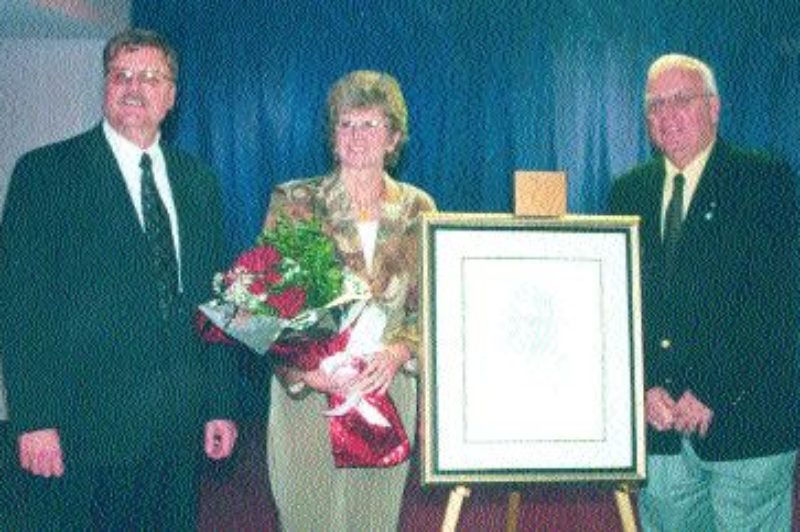 25 YEARS: Paul Hammond (right) and his wife Shirley, were presented with the Trailmobile Service to Industry award at the OTA convention. Photo by Katy de Vries