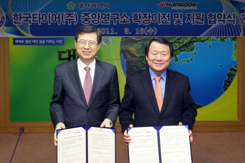Hankook Tire vice chairman and CEO Seung Hwa Suh (left) and Daejeon Metropolitan City Mayor Mr. Hong-chul Yum (right) sign an MOU for the relocation and expansion of the company's Main R&D Center in Korea.