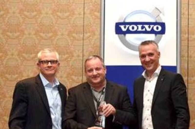 Expressway Trucks dealer principal Scott Lawson (center) receives the 2012 Canada Dealer of the Year award from (left) Terry Billings, Volvo Trucks vice-president, business development and (right) Gran Nyberg, president, Volvo Trucks North American Sales and Marketing.
