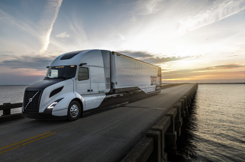 Volvo hits 13 mpg with SuperTruck article image