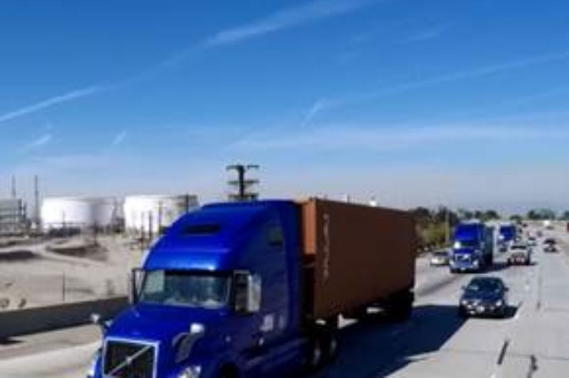 Volvo demonstrates on-highway truck platooning in California article image