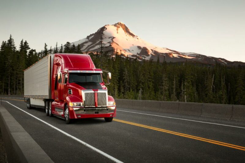 Freightliner, Western Star offer OOIDA rebates article image