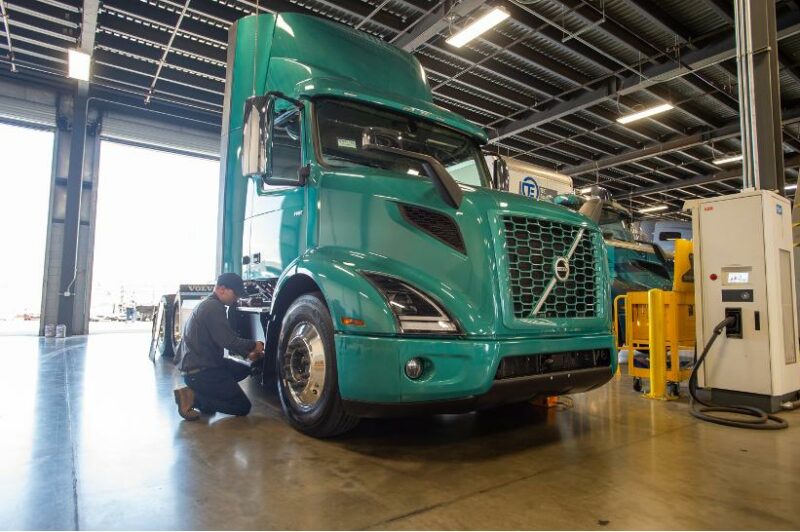 Volvo Trucks expands Canadian EV dealer network article image