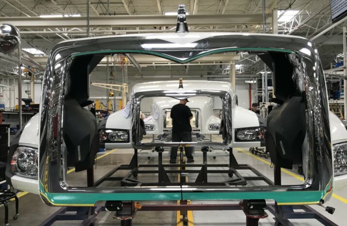 Truck makers brace for prolonged downturn as autonomy gains momentum and electrification cools article image