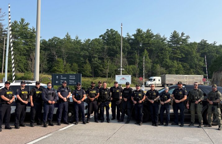 Picture of officers standing at Lansdowne border crossing